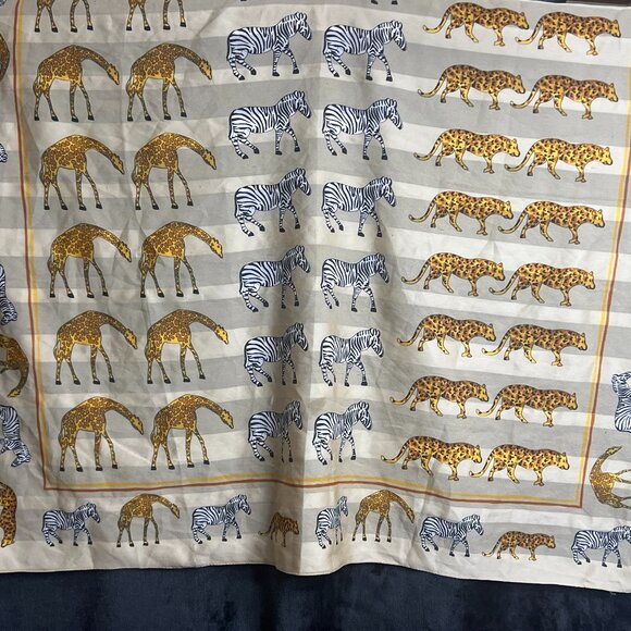 Pre-Owned Safari Animal Print Scarf 33x34 Giraffes Zebras Cheetahs Beige Backgro - Picture 1 of 1